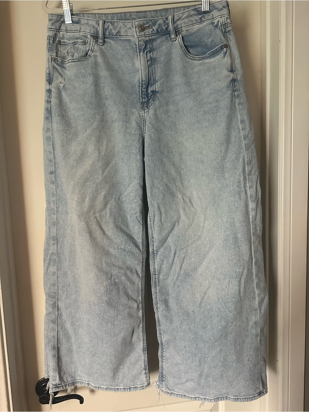 AE Dreamy Drape Super High Rise Baggy Wide Leg Jeans 12 SHORT EUC Light Wash